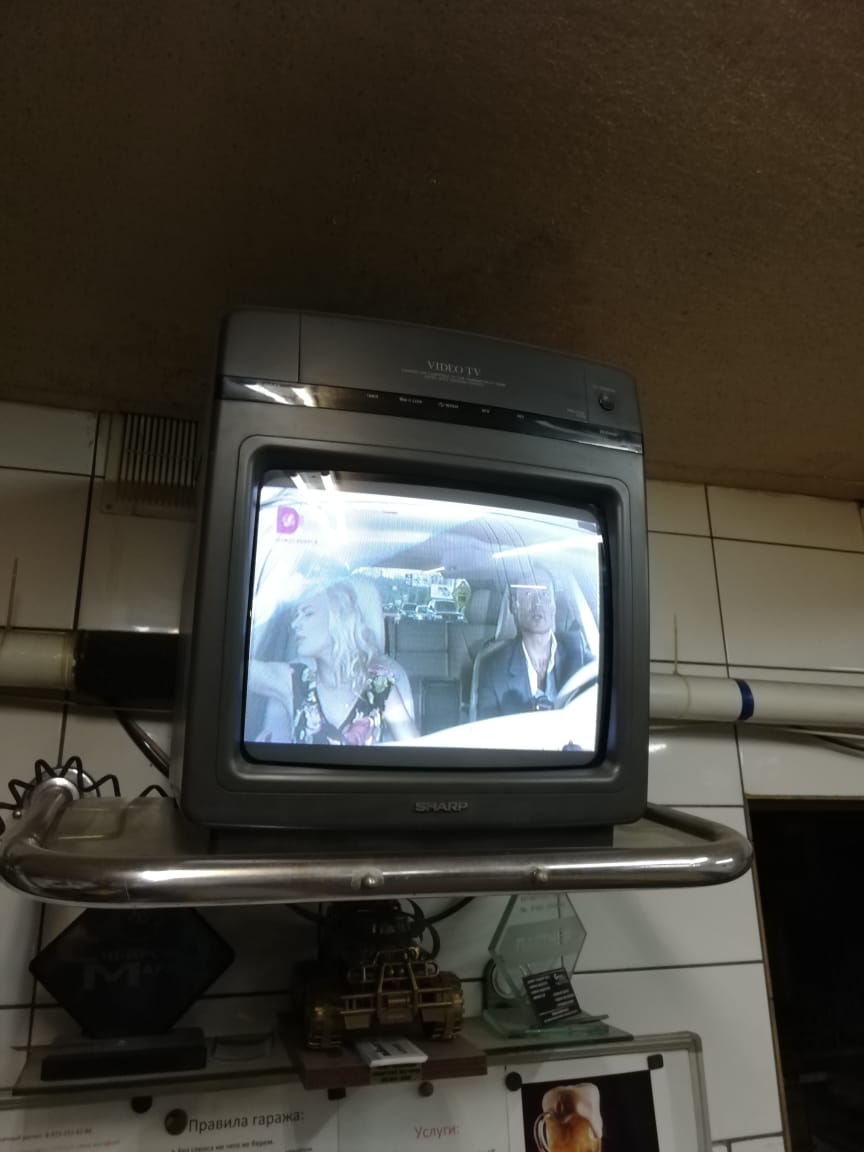 В гараже есть телевизор